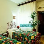 Szálloda Villarosa Con Vespa Rent 2*