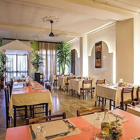 מלון Villarosa Con Vespa Rent 2*