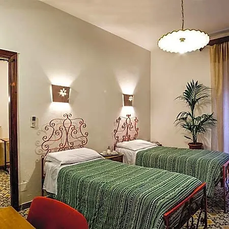 Villarosa Con Vespa Rent מלון