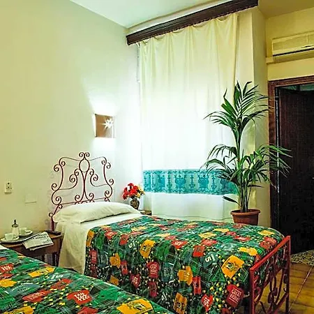 Villarosa Con Vespa Rent מלון 2*